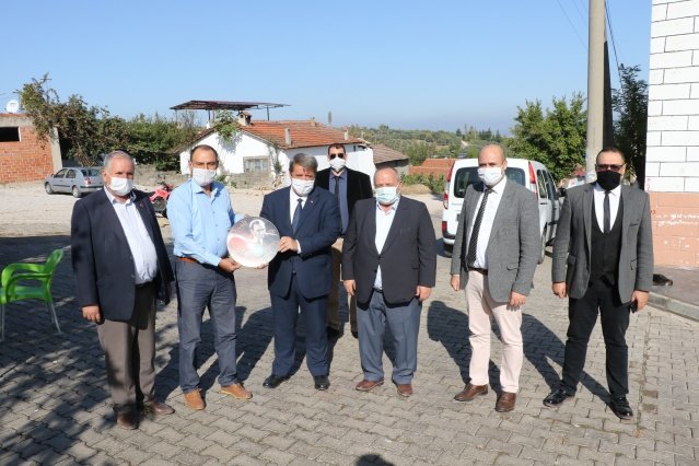 İl genelinde asfalt çalışmalarına aralıksız devam eden Manisa Büyükşehir Belediyesi, Saruhanlı ilçesinde Gökçeköy-Mecidiye, Gökçeköy-Işıkköy-Seyitoba çevreyolu, Bedeller-Asaklar, Çavuşoğlu-Koldere, Seyitoba-Bahadır, Gökçeköy-Taşdibi ve Gümülceli ile Şehzadeler ilçesine bağlı Yeşilköy mahalleleri güzergahlarında asfalt çalışması gerçekleştirdi. Manisa Büyükşehir Belediyesi Muhtarlıklar Daire Başkanı Ergün Aksoy da ilçeye ziyarette bulunarak yollarında asfalt çalışmaları yapılan mahalle muhtarları ile bir araya geldi. Daire Başkanı Ergün Aksoy Bedeller Mahalle Muhtarı Hüseyin Elver, Gümülceli Mahalle Muhtarı Murat Güleryüz, Koldere Mahalle Muhtarı İbrahim Durbay, Gökçeköy Mahalle Muhtarı Zafer Deşek, Taşdibi Mahalle Muhtarı Ali Çakal, Seyitoba Mahalle Muhtarı Ali Çetinkaya ve Şehzadeler ilçesi Yeşilköy Mahalle Muhtarı İbrahim Fındıklıoğlu'nu ziyaret etti. Aksoy'a incelemeleri esnasında MHP Saruhanlı İlçe Başkanı Baki Ulu, MHP Büyükşehir Belediye Meclis Üyesi Şerafettin Yüncüoğlu, MHP Saruhanlı Belediye Meclis Üyesi Bayram Gürdemir ve Saruhanlı Muhtarlık İşleri Sorumlusu Göksel Topçu da eşlik etti. Mahalle Muhtarları ile birlikte incelemelerde bulunan Daire Başkanı Aksoy, Büyükşehir Belediye Başkanı Cengiz Ergün selamlarını muhtarlara iletirken, Başkan Ergün’ün gönderdiği saati de takdim etti.