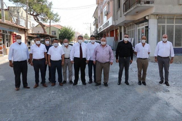 İl genelinde asfalt çalışmalarına ara vermeden devam eden Manisa Büyükşehir Belediyesi 50 gün gibi kısa bir süre içerisinde 500 kilometrenin üzerinde asfalt çalışması gerçekleştirdi. Yol Yapım ve Onarım Daire Başkanlığı ekiplerince Saruhanlı'da da yürütülen çalışmalar kapsamında Paşaköy Mahallesi çevre yolu, Paşaköy ile Sarıçam mahalleleri arası yolda sathi kaplama uygulaması yapıldı. Bahadır mahallesi yolunda ise sathi kaplama çalışmalarına start verildi. Manisa Büyükşehir Belediyesi Muhtarlıklar Daire Başkanı Ergün Aksoy da, asfalt çalışmalarının gerçekleştirildiği mahalleleri ziyaret ederek mahalle muhtarları ile bir araya geldi. Asfalt çalışmalarını da yerinde inceleyen Daire Başkanı Aksoy'a MHP İlçe Başkanı Baki Ulu, AK Parti İlçe Başkanı Bayram Atilla Haspehlivanlar, Saruhanlı Muhtarlık İşleri Sorumlusu Göksel Topçu, Paşaköy Muhtarı Recai Tekel, Şatırlar Muhtarı Gürcan Eroğlu, Aydınlar Muhtarı Ömer İkizce, Hatıplar Muhtarı Ahmet Şahin, Sarısığırlı Muhtarı Kazım Özkan, Çaltepe Muhtarı Süleyman Çoban, Bahadır Muhtarı Cengiz Mersin ve Sarıçam Muhtarı Saim Yıldız eşlik etti. Mahalle Muhtarlarına Manisa Büyükşehir Belediye Başkanı Cengiz Ergün'ün selamlarını da ileten Daire Başkanı Ergün Aksoy, Başkan Cengiz Ergün tarafından muhtarlara gönderilen duvar saatlerini de muhtarlara teslim etti.