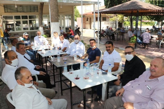 Başkan Ergün'e Teşekkür Ettiler
Manisa Büyükşehir Belediyesi'nin gerçekleştirdiği asfalt çalışmaları mahalle muhtarlarını oldukça memnun etti. Çevre yolunun mahalleleri için büyük önem teşkil ettiğini söyleyen Paşaköy Mahalle Muhtarı Recai Tekel, "Paşaköy mahallemizin çevre yolu bitirilmiş durumda. Manisa Büyükşehir Belediye Başkanımız Cengiz Ergün'e ve tüm ekip arkadaşlarına teşekkür ediyorum. Bu çevre yolu bizim çok büyük sorunumuzdu. Bu sorunumuzu da Cengiz Başkanımıza ilettik. Kısa süre içerisinde çevre yolumuz bitti. Tekrardan emeği geçen herkese teşekkür ediyorum" dedi. Yol çalışması için daha önce dilekçe verdiklerini dile getiren Sarıçam Mahalle Muhtarı Saim Yıldız ise, "Başta Büyükşehir Belediye Başkanı Cengiz Ergün ve tüm emeği geçenlerden Allah razı olsun. Paşaköy sarıçam arası yolumuz asfaltlandı. Ayrıca Kalemli ile Sarıçam arası da karayoldu. O da asfaltlandı" diye konuştu. Mahallesinde yol çalışmalarına başlanıldığını belirten Bahadır Mahalle Muhtarı Cengiz Mersin de, "Büyükşehir Belediye Başkanımız Cengiz Ergün'e sonsuz teşekkürlerimi sunuyorum. Yolumuz tırlar geçtiğinden dolayı çok bozuktu.