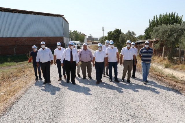 Yol çalışması için daha önce dilekçe verdiklerini dile getiren Sarıçam Mahalle Muhtarı Saim Yıldız ise, "Başta Büyükşehir Belediye Başkanı Cengiz Ergün ve tüm emeği geçenlerden Allah razı olsun. Paşaköy sarıçam arası yolumuz asfaltlandı. Ayrıca Kalemli ile Sarıçam arası da karayoldu. O da asfaltlandı" diye konuştu. Mahallesinde yol çalışmalarına başlanıldığını belirten Bahadır Mahalle Muhtarı Cengiz Mersin de, "Büyükşehir Belediye Başkanımız Cengiz Ergün'e sonsuz teşekkürlerimi sunuyorum. Yolumuz tırlar geçtiğinden dolayı çok bozuktu. Yol çalışmalarımız başladı. Bir bölümü bitti, bir bölümü devam ediyor. Yolumuz önceden çok bozuktu, ama şu anda genişledi ve çok güzel oldu. Kendisine çok teşekkür ediyorum, mahallem ve şahsım adına" ifadelerini kullandı.
