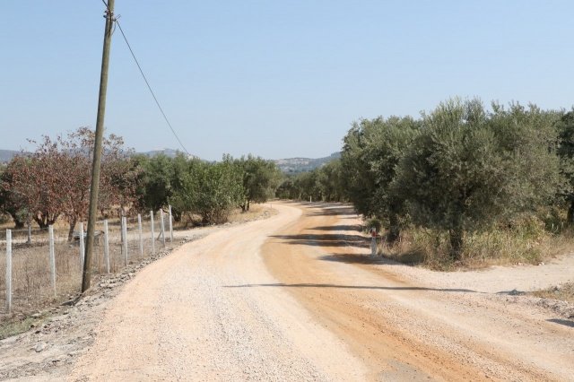 Yol çalışmalarımız başladı. Bir bölümü bitti, bir bölümü devam ediyor. Yolumuz önceden çok bozuktu, ama şu anda genişledi ve çok güzel oldu. Kendisine çok teşekkür ediyorum, mahallem ve şahsım adına" ifadelerini kullandı.