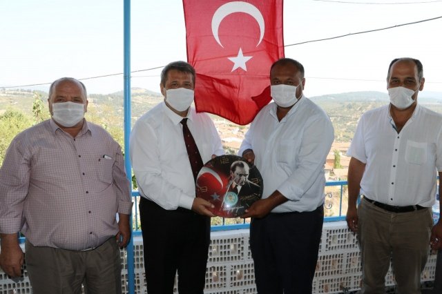 Asfalt çalışmalarını da yerinde inceleyen Daire Başkanı Aksoy'a MHP İlçe Başkanı Baki Ulu, AK Parti İlçe Başkanı Bayram Atilla Haspehlivanlar, Saruhanlı Muhtarlık İşleri Sorumlusu Göksel Topçu, Paşaköy Muhtarı Recai Tekel, Şatırlar Muhtarı Gürcan Eroğlu, Aydınlar Muhtarı Ömer İkizce, Hatıplar Muhtarı Ahmet Şahin, Sarısığırlı Muhtarı Kazım Özkan, Çaltepe Muhtarı Süleyman Çoban, Bahadır Muhtarı Cengiz Mersin ve Sarıçam Muhtarı Saim Yıldız eşlik etti. Mahalle Muhtarlarına Manisa Büyükşehir Belediye Başkanı Cengiz Ergün'ün selamlarını da ileten Daire Başkanı Ergün Aksoy, Başkan Cengiz Ergün tarafından muhtarlara gönderilen duvar saatlerini de muhtarlara teslim etti.
