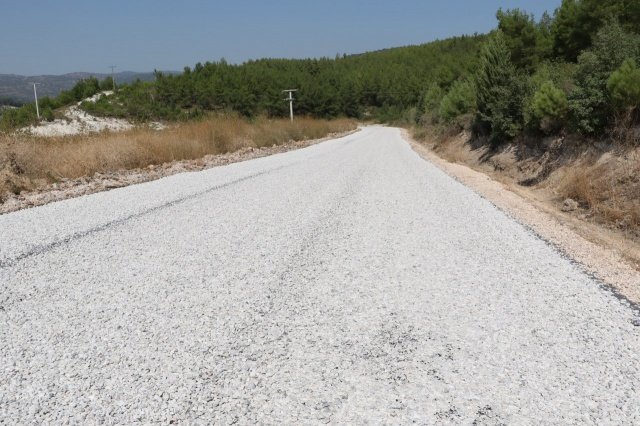 Manisa'nın her noktasında yol yapım çalışmalarını sürdüren Manisa Büyükşehir Belediyesi, Saruhanlı'da Hatıplar, Sarısığırlı, Çaltepe,  Aydınlar ve Şatırlar mahallelerinin yollarında sathi kaplama uygulaması gerçekleştirdi. Yol Yapım ve Onarım Daire Başkanlığı ekiplerince yürütülen çalışmalar kapsamında Saruhanlı'ya bağlı Hatıplar, Sarısığırlı ve Çaltepe mahallelerini birbirine bağlayan yol asfaltla buluşturuldu. Ayrıca daha önce toprak yol olan Aydınlar, Şatırlar mahalleleri arasındaki yola da asfalt atılarak iki mahalle arasındaki mesafe yaklaşık 15 kilometreden 5 kilometreye düşürülerek işçi servislerinin bölgeye ulaşması sağlandı. Manisa Büyükşehir Belediyesi Muhtarlıklar Daire Başkanı Ergün Aksoy da, asfalt çalışmalarının gerçekleştirildiği mahalleleri ziyaret ederek mahalle muhtarları ile bir araya geldi.