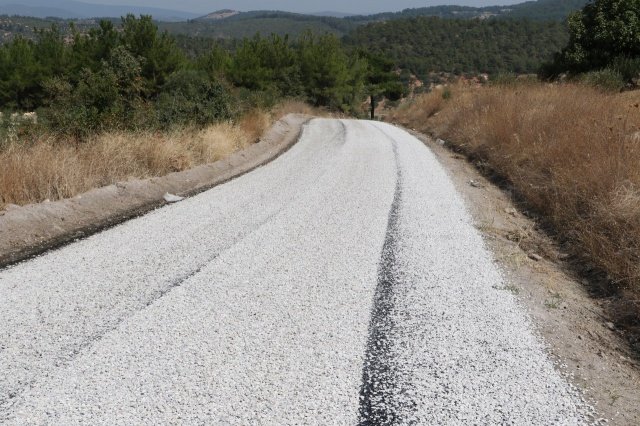 "15 Kilometrelik Yol 5 Kilometreye Düştü"
Gerçekleştirilen çalışmalar doğrultusunda Aydınlar ile Şatırlar Mahalleleri arasında da sathi kaplama uygulaması yapıldı. İki mahalle arasındaki toprak olan yolda yapılan asfalt çalışmasıyla hem iki mahalle arası yaklaşık 15 kilometreden 5 kilometreye düştü hem de işçi servislerinin bölgeye ulaşması sağlandı. Aydınlar Mahallesi Muhtarı Ömer İkizce ve Şatırlar Mahalle Muhtarı Gürcan Eroğlu da çalışmalardan memnuniyetlerini dile getirdiler. Aydınlar Mahallesi Muhtarı Ömer İkizce, "Yol daha önce toprak yoldu. Servis araçlarımız çıkmıyordu toprak olduğu için. Bunu biz dile getirdik. Asfalt atıldıktan sonra servislerimiz de çıkacağını söylediler. Başta Büyükşehir Belediye Başkanımız Cengiz Ergün'e ve bu yolda emeği geçen herkese mahalle ve şahsım adına teşekkür ederim. Şatırlar-Aydınlar arası daha önce yaklaşık 15 kilometreydi. Şimdi 5 kilometreye düştü" dedi. Şatırlar Mahalle Muhtarı Gürcan Eroğlu ise, "Aydınlar mahallesi ile aramızdaki yolda servisler gitmiyordu. O bölgedeki işçileri servis almıyordu. Şimdi Cengiz Başkanımız sayesinde hem yaklaşık 15 kilometre olan yolumuz 5 kilometreye düştü. Hem yakıttan yana tasarruf sağlandı. Hem de işçilerimizi servis araçları alacak. Bundan dolayı Cengiz Başkanımız ve tüm ekibine mahalle sakinlerim adına teşekkür ederim" ifadelerini kullandı.