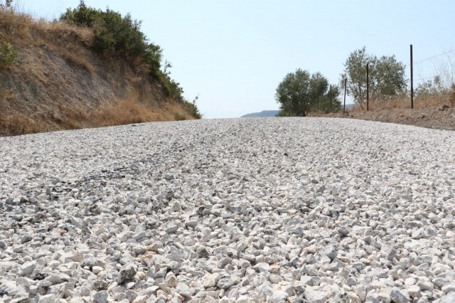 Muhtarlar Asfalt İçin Teşekkür Etti
Manisa Büyükşehir Belediyesi Yol Yapım ve Onarım Daire Başkanlığı ekiplerince gerçekleştirilen asfalt çalışmaları mahalle muhtarlarını da memnun etti. Çalışmaları anlatan mahalle muhtarları çalışmalar dolayısıyla Manisa Büyükşehir Belediye Başkanı Cengiz Ergün'e teşekkür etti. Hatıplar Mahalle Muhtarı Ahmet Şahin, "Bu yolun Manisa Saruhanlı ilçesinin mahallelerine giden bir yol. Daha önceki hali kötüydü ve burası aktif bir yol. Artı İzmir, Kınık bölgesine bağlanan bir yol. Büyükşehir Belediye Başkanımız Cengiz Ergün'e çok teşekkürlerimizi iletiyoruz mahalle muhtarları olarak" dedi. Sarısığırlı Mahalle Muhtarı Kazım Özkan, ise "Gevenlik gölet yolu oluyor burası. Daha önce çok kötü durumdaydı. Şu anda atılan asfaltla çağ atlamış olduk. Başta Büyükşehir Belediye Başkanı Cengiz Ergün Başkanımız olmak üzere tüm emeği geçen arkadaşlara çok teşekkür ederiz" diye konuştu. Yolun önceki durumunun çok kötü olduğunu ifade eden Çaltepe Mahalle Muhtarı Süleyman Çoban da, "Bu yol çok kötüydü. Şimdi bayağı güzelleşti. Başkanımız sağ olsun var olsun. Teşekkür ederiz" ifadelerini kullandı.