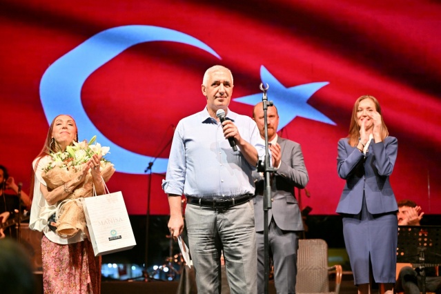 Başkan Durbay’dan Başkan Zeyrek’e Teşekkür
Şehzadeler Belediye Başkanı Gülşah Durbay, Manisa Büyükşehir Belediyesi Genel Sekreter Yardımcısı Ali Kılıç ve CHP Saruhanlı İlçe Başkanı Selahattin Şahin, sanatçıya çiçek ve hediye takdiminde bulundu. Şehzadeler Belediye Başkanı Gülşah Durbay, “Bu anlamlı geceyi sizlerle birlikte kutlamaktan gurur duyuyorum. Ulu önderimiz Gazi Mustafa Kemal’in askerleri, 7 Eylül’de düşmanı önüne katmış ve bizi özgürlüğümüze kavuşturmuşlardır. Ulu önderimizi ve tüm kahramanlarımızı saygıyla anıyorum. Kıymetli Sanatçımız Leman Sam ile bizleri buluşturduğu için Manisa Büyükşehir Belediye Başkanımız Ferdi Zeyrek’e teşekkür ediyorum” dedi.