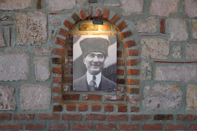 Tesisin taş duvarlarının Ulu Önder Mustafa Kemal Atatük’ün posterleriyle donattıklarını belirten Ayvalık Belediye Başkanı Mesut Ergin, “Sosyal Belediyecilik anlayışımız kapsamında çok yakında emeklileri yalnız bırakmadığımızı kuvvetli bir şekilde hissettireceğiz. Tesislerimizden yararlanan emekli vatandaşlarımıza daha konforlu bir ortam sağlamanın mutluluğunu yaşıyoruz” dedi.
