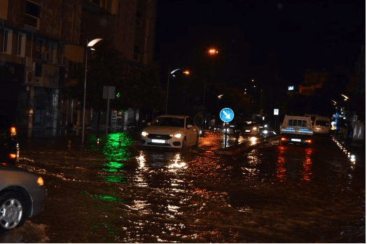 Manisa'nın Salihli ilçesinde meydana gelen sağanak yağış ve dolu ilçeyi sular altında bıraktı.