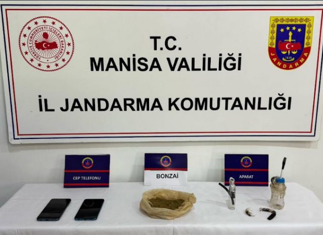 Manisa ili Şehzadeler İlçesi Yeşilköy mahallesinde A.S. (1990/E) ve S.A.(2005/K) isimli şahısların Uyuşturucu ve Uyarıcı Madde sattığı istihbari bilgisi elde edilmesi üzerine, 26.04.2025 günü yapılan ev aramasında evde bulunan (5) şahıs gözaltına alınmıştır. Aramada;

•*(152,6) Gram Bonzai

* (2) Adet Cep Telefonu

* Bong Aparatı ele geçirilmiştir.

- S.A.(2005/K), M.K.(2002/E), L.G.(1988/E) isimli şahıslar çıkarıldıkları mahkeme tarafından tutuklanarak Manisa T Tipi Kapalı Ceza İnfaz Kurumuna teslim edilmiştir.

A.S.(1990/E) ve S.İ.(2001/K) isimli şahıslar adli kontrol şartıyla serbest bırakılmıştır.