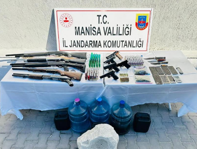 Manisa İli Saruhanlı İlçesi Dilek Mahallesinde, 06.11.2024 günü 7 şüpheliye yönelik 3 araç ve 9 adreste yapılan aramada;

- 5 Adet Tabanca,
- 5 Adet Av Tüfeği,
- 169 Adet Av Tüfeği Fişeği,
- 51 Adet Tabanca Fişeği,
- 47 Adet Kuru Sıkı Tabanca Fişeği,
- 9 Adet Cep Telefonu,
- 1 Adet Lahit,
- 513 Gram Kubar Esrar,
- 48 Litre Kaçak Alkol ele geçirilmiştir.

Şüpheli şahıslar gözaltına alınmış olup, adli işlemlere başlanmıştır.