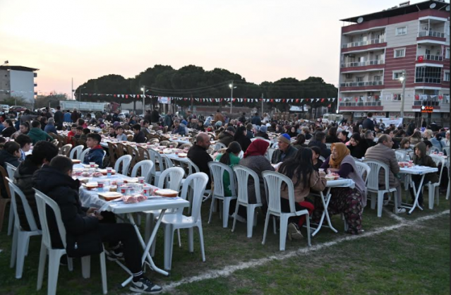 Zeyrek, “adalet ve hukuk çerçevesinde hareket etmek en önemli sorumluluğumuz”

Manisa Büyükşehir Belediyesi, Ramazan ayının manevi atmosferini ve dayanışma ruhunu kentin dört bir yanında yaşatmaya devam ediyor. Bu kapsamda, Manisa Büyükşehir Belediye Başkanı Mimar Ferdi Zeyrek, Ahmetli İlçesi’nde iftar sofrasında vatandaşlarla bir araya geldi.

İftar programına Başkan Zeyrek'in yanı sıra Ahmetli Belediye Başkanı Fuat Mintaş, CHP Ahmetli İlçe Başkanı Recep Öztürk, MASKİ Genel Müdürü Talat Postacı, Büyükşehir Belediyesi Genel Sekreter Yardımcısı Ulaş Aydın, Teftiş Kurulu Başkanı Hüseyin Çağatay, BESOT Genel Müdürü Gökhan Demir, muhtarlar, siyasi parti temsilcileri ve çok sayıda vatandaş katıldı.