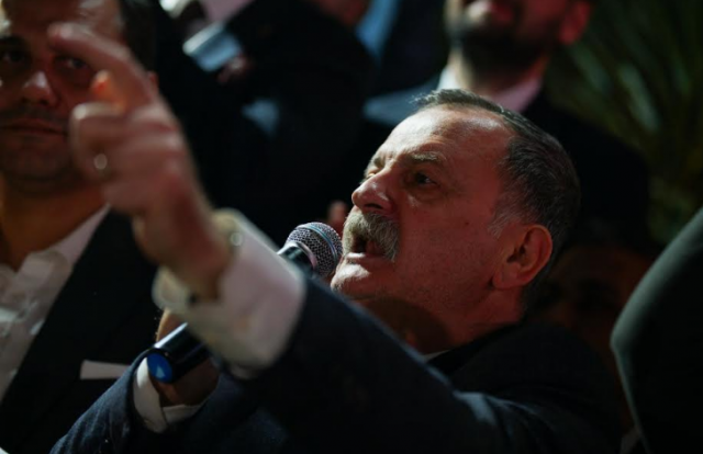 “Meydanları doldurarak en güzel cevabı veriyorsunuz”
Yunusemre Belediye Başkanı Semih Balaban ise halkın cumhurbaşkanı adayı Ekrem İmamoğlu’nun yanında durduklarını ve onunla birlikte aydınlık bir geleceğe yürümeye devam ettiklerini belirterek, “Sizler burada hem sandığa giderek hem de korku duvarını aşıp meydanları doldurarak en güzel cevabı veriyorsunuz.
