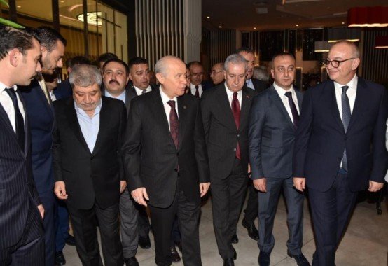 Milliyetçi Hareket Partisi, yaklaşan yerel seçimler öncesinde Genel Başkan Devlet Bahçeli başkanlığında genel merkez yönetimi, belediye başkanları ve teşkilatlarının katılımıyla Antalya’nın Serik ilçesinde toplantı düzenledi. Toplantıya Manisa Büyükşehir Belediye Başkanı Cengiz Ergün de, İl Başkanı Erkan Öztürk ve Salihli, Turgutlu, Kula, Selendi, Alaşehir ve Sarıgöl belediye başkanlarıyla birlikte katıldı.

Manisa Büyükşehir Belediye Başkanı Cengiz Ergün, MHP İl Başkanı Erkan Öztürk, Kula Belediye Başkanı Hüseyin Tosun, Selendi Belediye Başkanı Yasin Dumlupınar, Alaşehir Belediye Başkanı Ali Uçak, Sarıgöl Belediye Başkanı Necati Selçuk, Turgutlu Belediye Başkanı Turgay Şirin ve Salihli Belediye Başkanı Zeki Kayda ile birlikte MHP’nin Antalya'nın Serik ilçesi Belek turizm merkezinde düzenlenen İl Başkanları ve Belediye Başkanları Toplantısı’na katıldı. Cuma akşamı Manisa heyetiyle birlikte toplantının yapılacağı otele varan Başkan Ergün, parti teşkilatlarıyla birlikte MHP Genel Başkanı Devlet Bahçeli’yi karşıladı. Karşılamanın ardından düzenlenen yemek ve ardından çay molasında Genel Başkan Bahçeli ile bir araya gelen Başkan Ergün, Manisa’daki çalışmalar hakkında Bahçeli’yi bilgilendirdi.
Başkan Ergün’den Davetlilere Mesir Macunu
Toplantının yapıldığı 24 Kasım Cumartesi günü Manisa Büyükşehir Belediye Başkanı Cengiz Ergün, 81 il başkanı ve 129 belediye başkanına Manisa’yı tanıttı. Davetlilere mesir macunu ikram eden Başkan Ergün’ün ikramına, genel merkez yöneticileri, il başkanları ve belediye başkanları sıcak ilgi gösterdi.
Genel Başkan Bahçeli Partililere Hitap Etti
Toplantının açılışında 81 il başkanı ve 130 belediye başkanına hitap eden MHP Genel Başkanı Devlet Bahçeli, MHP'nin gücüne güç katarak yürüdüğünü, günden güne büyüdüğünü ve millete hizmet aşkıyla yükselmeye devam ettiğini söyledi. Hiçbir zafere kolay yollardan varılamayacağını vurgulayan Bahçeli, “Muzaffer bir ruhun ortaya çıkması da tesadüfi olamaz. Her zafer bedel ister, sabır ister, akıl ister, gönül ister, mücadele ve fedakarlık bekler. Kutlu bir mücadele esnasında, nefesi kesilenler, nefsine esir düşenler, dünyevi menfaatlere yenilenler çıkmıştır, bundan sonra da çıkmaları muhtemeldir. İnsanoğlu çiğ süt emmiştir, yanılması, yozlaşma akıntısına kapılıp yanlış istikametlere sürüklenmesi beklenmelidir. Geçmişin kuytu köşelerine şuurumuzun merceğiyle baktığımızda buna dair hazin ve hüzünle perçinlenmiş pek çok ibretlik misal verilebilecektir. Hesap yapanlarla hasbi davrananları, davanın omuzuna basanlarla davayı omuzlayanları tarif ve tefrik etmek zorunludur, mümkündür, elbette tecrübeyle sabittir. ‘Ben’ diyen, bencilliğe gömülen, dünyanın kendi çevresinde döndüğü zehabına aldanan, ben merkezli ve çıkar odaklı tutuma savrulan nice insan bu dünyadan gelip geçmiştir” diye konuştu.
“Cumhur ittifakı Türkiye'nin güvenlik zırhı”
Cumhurbaşkanlığı Hükümet Sistemi'nin mimarının Cumhur İttifakı olduğunu kaydeden Bahçeli, yeni sistemin yaşaması için bu ittifakın kazasız belasız yoluna devam etmesinin milli beka açısından mecburi olduğunu ifade etti. “Cumhur İttifakı Türkiye'nin güvenlik zırhıdır” diyen Bahçeli, “Cumhur İttifakı milli birlik ve dayanışma şuurudur. Cumhur İttifakı Türkiye'nin ta kendisi, Türk milletinin ruh köküdür. 15 Temmuz sonrası Yenikapı ruhuyla temeli atılan, 16 Nisan halk oylamasıyla çatısı örülen, 24 Haziran Seçimleriyle genişlik ve derinlik kazanan Cumhur İttifakı, Türkiye Cumhuriyeti'nin sistemsel açmaz ve ihtiyaçlarını telafi ederek muhasım odaklara set çekmiş, sur örmüştür. Cumhurbaşkanlığı Hükümet Sistemi, 95 yıllık Cumhuriyetimizi gelecek asırlara kuruluş esaslarına bağlı kalarak taşıma, daha da güçlendirme ve geliştirme amacına kilitlenmiştir. Yeni hükümet sisteminden geriye dönüş yoktur. Türkiye bütün meselelerini, bütün talep ve eksikliklerini yeni sistemin sunduğu imkanlar kapsamında çözüme kavuşturacaktır. Cumhur İttifakı bunu teminle hem tarihe hem de geleceğe karşı mesuldür. Ülke yönetiminin Cumhurbaşkanlığı Hükümet Sistemi'ne uygun teşkiliyle planlanan uyum süreci istikrarlı şekilde devam etmektedir” dedi.