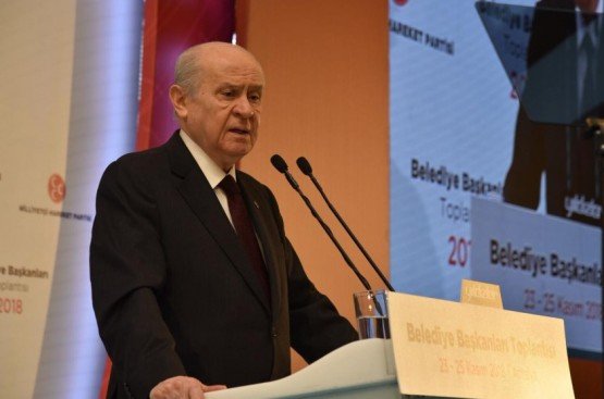 MHP Genel Merkezi tarafından Antalya’da düzenlenen İl Başkanları-Belediye Başkanları Ortak Toplantısı, MHP Genel Başkanı Devlet Bahçeli tarafından gerçekleştirilen kapanış konuşmasıyla sona erdi. Açıkladıkları adaylara başarılar dileyen Bahçeli, “İlanını yaptığımız adaylarımız şevkle ve inanmışlıkla sahadadır” dedi.

MHP Genel Merkezi tarafından Antalya Belek Sueno Otel’de düzenlenen İl Başkanları-Belediye Başkanları Ortak Toplantısı’nın kapanış oturumu, MHP Genel Başkanı Devlet Bahçeli’nin konuşmasıyla gerçekleşti. Manisa’yı temsilen İl Başkanı Erkan Öztürk, Manisa Büyükşehir Belediye Başkanı Cengiz Ergün, Turgutlu Belediye Başkanı Turgay Şirin, Salihli Belediye Başkanı Zeki Kayda, Alaşehir Belediye Başkanı Ali Uçak, Sarıgöl Belediye Başkanı Necati Selçuk, Selendi Belediye Başkanı Yasin Dumlupınar ve Kula Belediye Başkanı Hüseyin Tosun’un yer aldığı toplantıda, MHP Lideri Devlet Bahçeli partililere seslendi.
“Üretken belediyeciliğin hakkını verdiniz”
İl başkanları ve belediye başkanlarına seslenen MHP Genel Başkanı Devlet Bahçeli, “1960’dan sonra yapılan Mahalli İdareler Seçimlerinin 12’ncisini 31 Mart 2019’da gerçekleştireceğiz. Bu seçimlerde çok çalışacağız. Cumhur İttifakı’nın toplam oyunun 24 Haziran’ın gerisine düşmemesi için elimizden gelen çalışmayı göstereceğiz. İlanını yaptığımız adaylarımız şevkle ve inanmışlıkla sahadadır. Henüz belediye başkan adayı belli olmayan belde, ilçe, il ve büyükşehirlerle ilgili çalışmalarımız da sürmektedir. Biliniz ki, sizlere sonuna kadar güveniyorum. Bugüne kadar yerel yönetimlerde partimizin marka olmasına, imrenilecek seviyelere gelmesinde, vatandaşlarımızın takdirini kazanmasında büyük emekleriniz ve hizmetleriniz geçti. Üretken Belediyeciliğin hakkını layıkıyla verdiniz. Hepinizi tebrik ediyorum” dedi.
“Cenab-ı Allah mahcup etmesin”
Aynı heves, aynı heyecan, aynı azim ve aynı kararlılıkla yola devam edilmesini isteyen Bahçeli, “Yozlaştırıcı, yıpratıcı telkin ve tesirlere karşı, fikir istikrarını, hayat biçimini ve çalışma çizgisini ısrarla sürdürebilecek yalın, ilkeli ve düzgün bir özel hayata sahip olmaya dikkat ediniz. Günlük hayatın ve dış tesirlerin yıkıcı etkisini süzecek ve ülküdaşlarımızın etkilenmelerini önleyecek koruyuculuğa sahip olunuz. Ülkücü mesuliyetinin gereği olarak kişisel ihtiraslarını terk etmiş bir ruhi arınmışlığa, temelini Türk kültürü ve İslam inancının oluşturduğu, eşref-i mahlukat olan insana ve insaniyete saygıyı ve hizmeti esas alan manevi olgunluğa, şehirlerinizde lazım olan mücadeleyi sürdürebilecek sabır, azim, sükûnet, kararlılık, alçak gönüllülük, fedakârlık, cesaret gibi çok özel hasletlere sahip olmanızı temenni ediyor hepinize üstün başarılar diliyorum. Cenab-ı Allah çıkmış olduğumuz yolda bizleri mahcup etmesin niyazıyla sizleri saygılarımla selamlıyorum” diye konuştu.
