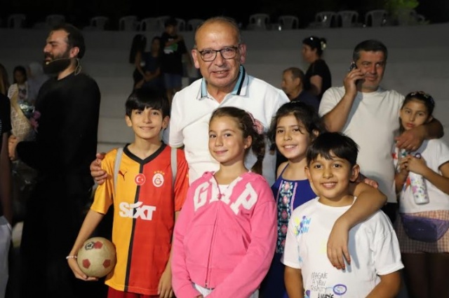 Sergiledikleri muhteşem performans ile geceye anlam katan usta oyuncular alanı dolduran Turgutluluların taktirini kazandı.
