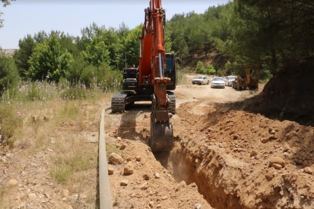 Yeni açılan sondajın bağlantısı da yapılacak
MASKİ aynı zamanda mahallede 2024 yılında açılan içme suyu sondajının bağlantısını da yapacak. Oluşabilecek su kesintileri ile kayıp kaçağın önüne geçmek ve kesintisiz içme suyu ulaşmasını sağlamak adına zorlu coğrafi şartlarda yapılan çalışmalar önümüzdeki günlerde tamamlanacak.