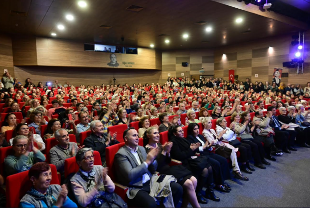 Gecenin sonunda Kültür, Sanat ve Sosyal İşler Dairesi Başkanı Ural Sevener, koro şefi Aylin Eralp Demirbek’e çiçek takdim etti. Anma konseri, sanatseverlerin alkışlarıyla sona erdi.