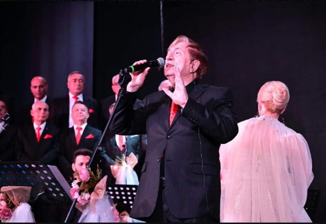 Zeki Müren’in Anıları da Sahneye Taşındı
Anma gecesinde, sanatçının yaşamından ve sanat yolculuğundan kesitler de izleyicilerle paylaşıldı. Zeki Müren’in unutulmaz film sahneleri ve kendi sesinin eşlik ettiği görüntüler sahneye yansıtıldı. Sanatçının sahne üslubunu ve kendine özgü yorumunu yansıtan gösteriler de geceye renk kattı.