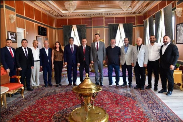 BAŞKAN BALABAN’A BAŞARILAR DİLEDİ
Zorlu bir seçim sürecini geride bıraktıklarını, tüm belediye başkanları ile Manisa’ya
birlik ve beraberlik içerisinde hizmet edeceklerini ifade eden Başkan Ferdi Zeyrek
açıklamasını şu cümlelerle sonlandırdı: “Vatandaşımız seçim boyunca feryat
ediyordu. Onları duymayan bir belediye vardı. Biz seçim boyunca vatandaşımızın
derdini dinledik. Geldiğimiz günden bu yana da dertlere derman olmaya gayret