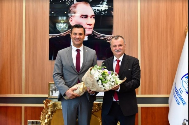 Ziyarette konuşan Başkan Semih Balaban şu ifadelere yer verdi: “Başkanımızı
belediyemizde ağırlamaktan onur duyuyoruz. Bu başarıda onun da çok büyük rolü
var. 14 belediyemizin takım kaptanı olarak güzel bir ekip liderliği yapıyor. Güzel işlere
de gelir gelmez imza attı. Suda indirim konusunda verdiği sözü de tuttu. Biz de
kendisi ile bu yolu yürüyeceğiz. Nazik ziyaretinden dolayı teşekkür ediyorum.
Başarılarının devamını diliyorum”