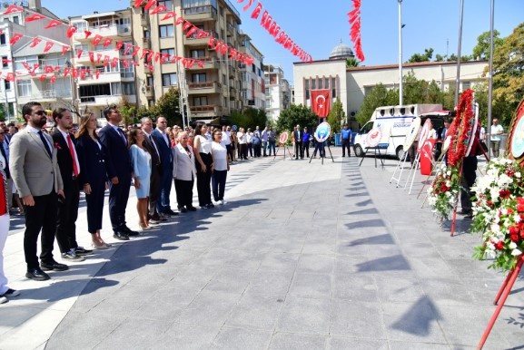 CHP Manisa İl Başkanı İlksen Özalper, 30 Ağustos Zafer Bayramı dolayısıyla ilk olarak Manisa Valiliği’nin düzenlediği resmi törene, ardından partisinin Milli Egemenlik Anıtı’na çelenk sunma programına katıldı. Başkan Özalper, “Ulusal egemenliğimizin, bağımsızlığımızın, mücadelemizin günü kutlu olsun” dedi.