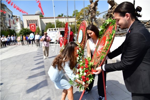 Saygı duruşunda bulunulması ve İstiklal Marşı’yla başlayan tören, CHP Manisa İl Başkanı İlksen Özalper’in 30 Ağustos Zafer Bayramı dolayısıyla Milli Egemenlik Anıtı’na çelenk bırakmasıyla devam etti.