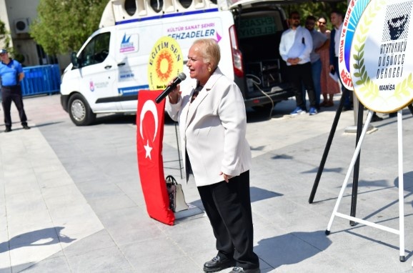 Törende konuşmayı CHP Manisa İl Kadın Kolları Başkanı Gülbahar Tahmilci yaptı. Tahmilci, milli mücadelenin zafer günü olan 30 Ağustos’u kutlayarak, Ulu Önder Gazi Mustafa Kemal Atatürk ve kahraman silah arkadaşlarını saygıyla andı.