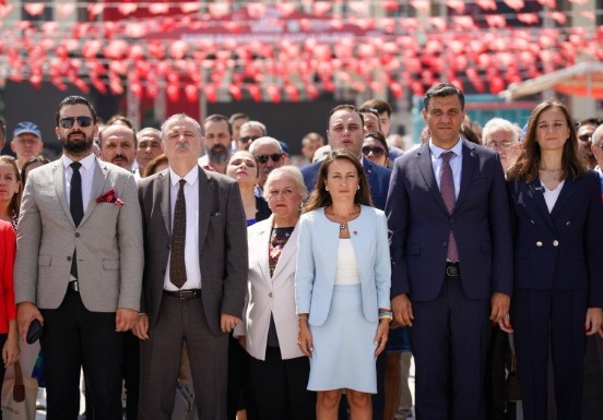 30 Ağustos Zafer Bayramı Manisa’da da coşkuyla kutlandı. CHP Manisa İl Başkanı İlksen Özalper; Büyükşehir Belediye Başkanı Ferdi Zeyrek, Yunusemre Belediye Başkanı Semih Balaban ve Şehzadeler Belediye Başkanı Gülşah Durbay ile birlikte ilk olarak Manisa Valiliği’nin düzenlediği resmi kutlama programına katıldı.