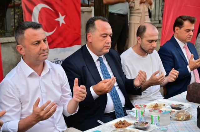 Başkan Dutlulu: “Bu topraklarda özgürce yaşıyorsak, şehitlerimizin sayesinde”
Programda konuşan Manisa Büyükşehir Belediye Başkanı Besim Dutlulu, “Pençe-Kilit Harekatı’nda şehit düşen, Akhisar’ımızın kahraman evladı Fikret Mangura’yı dualarla andık. Bugün bu topraklarda özgürce nefes alabiliyorsak, bunu canlarını feda eden aziz şehitlerimize borçluyuz. Rabbim, bizlere onların emanetine layıkıyla sahip çıkmayı nasip eylesin. Şehidimizin mekanı cennet olsun” ifadelerini kullandı.