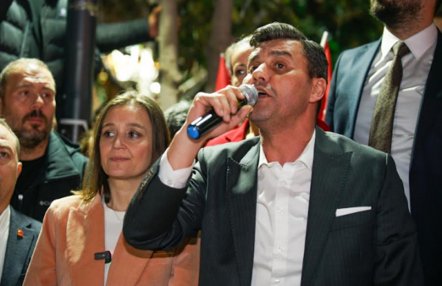“Hukukun üstünlüğüne, adalete inanmaya devam edeceğiz”
Zeyrek, hukukun sona ermesi halinde herkesin haklarının tehlikeye girebileceğini vurgulayarak, “Hukukun üstünlüğüne ve adalete inanmaya devam edeceğiz. Bu alanlarda aynı Türkiye ittifakı gibi, vicdan ittifakını kurarak hangi görüşten olursa olsun artık vatandaşların hür iradesini ortaya koyabileceği, seçme seçilme hakkını asla kaybetmeyeceği, tam bağımsız bir Türkiye için her zaman için bağıracağız” diyerek milyonların sandıkta mevcut hükümete güvenin tükendiğini gösterdiğini dile getirdi.