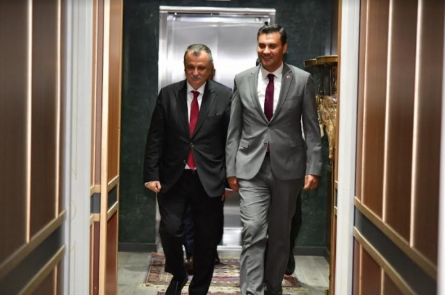 Yunusemre Belediye Başkanı Balaban’a görevinde başarılar dileyen Büyükşehir
Belediye Başkanı Zeyrek ise üstlendikleri sorumluluğun bilinci ile hareket ettiklerini
söyledi. Başkan Zeyrek Ziyarete ilişkin yaptığı açıklamada, “Bu Manisa’m için
özlenen bir tabloydu. 75 yıllık bir umudu yeşertmenin mutluluğunu yaşıyorum. Bu tüm
başkanlarımızın birlikteliği ile kazanılmış bir başarıdır. En önemlisi bizlere güvenen
genel başkanımızın memleketi olması Manisa’mızın ülkemiz üzerindeki başarısın da
bir göstergesi oldu. Onun temsiliyeti bizler ve sizler için de çok önemli. Kendisini de
mahcup etmeyecek şekilde hem belediyecilik hem de vatandaşa hizmet anlamında
elimizden gelen tüm çalışmaları birlik beraberlik içerisinde yapacağız” diye konuştu.