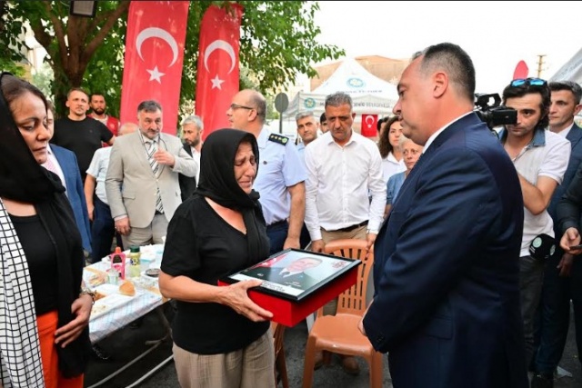 Akhisar’da gerçekleştirilen anma programına Manisa Büyükşehir Belediye Başkanı Besim Dutlulu da katıldı. Başkan Dutlulu, şehidin annesine Türk Bayrağı ve Fikret Mangura’nın fotoğrafını takdim ederek başsağlığı diledi.