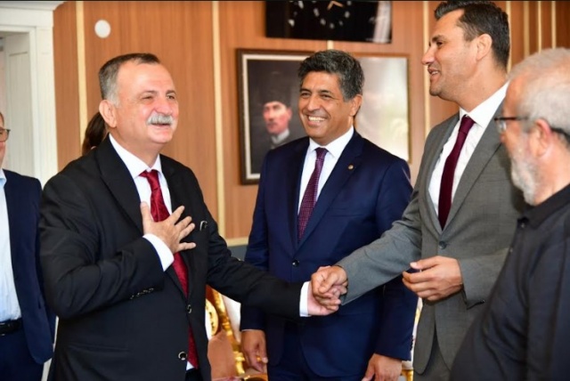 Yunusemre Belediye Başkanı Semih Balaban makamında Manisa Büyükşehir
Belediye Başkanı Ferdi Zeyrek’i ağırladı. Ziyarette Büyükşehir Belediye Başkanı
Zeyrek’e Genel Sekreter Burak Deste, Başkan Danışmanı Demirhan Gözaçan eşlik
ederken; Yunusemre belediye başkan yardımcıları da heyeti karşılayanlar
arasındaydı. Başkan Zeyrek’i ağırlamaktan mutluluk duyduğunu kaydeden
Yunusemre Belediye Başkan’ı Balaban kendisinin takım liderliğinde Manisa’ya güzel
hizmetler yapacaklarını söyledi.