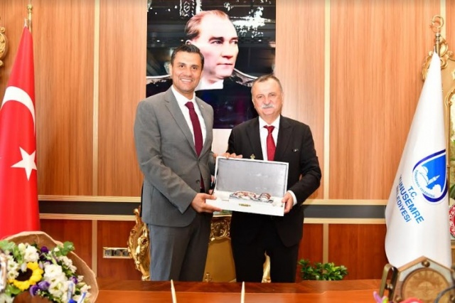Manisa Büyükşehir Belediye Başkanı Ferdi Zeyrek, Yunusemre Belediye Başkanı
Semih Balaban ile bir araya geldi. Birlikte güzel çalışmalara imza atacaklarını
kaydeden Başkan Zeyrek, “Birlikteliğimiz çok uzun süredir devam ediyor. Bu da
başarının en güzel bütünleştiricisi olacaktır” dedi.
