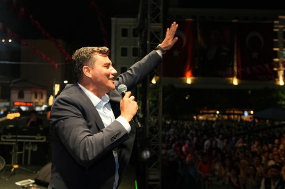 Manisa Büyükşehir Belediye Başkanı Ferdi Zeyrek ise, “Sevgili hemşehrilerim, 30 Ağustos Zafer Bayramımız kutlu olsun. Başta bu güzel vatanı bizlere emanet eden Gazi Mustafa Kemal Atatürk ve silah arkadaşlarının önünde saygıyla eğiliyorum. Atam sen rahat uyu, Manisa’mın gençleri, bu güzel ülkemin gençleri, yarınlara emanetinin en büyük destekçisi olacaktır. Onların her biri Mustafa Kemal Atatürk’ün askeridir. Bu güzel gecede bizleri yalnız bırakmayan Teoman’a da teşekkür ediyorum” dedi.