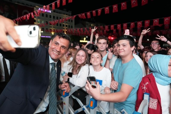 30 Ağustos Zafer Bayramı fener alayı ve ardından Teoman konseriyle coşku içinde kutlandı. Manisa Büyükşehir Belediye Başkanı Mimar Ferdi Zeyrek, “Atam sen rahat uyu, Manisa’mın gençleri, bu güzel ülkemin gençleri, yarınlara emanetinin en büyük destekçisi olacaktır. Onların her biri Mustafa Kemal Atatürk’ün askeridir” dedi.