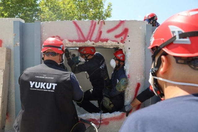 Yunuseme Belediyesi Arama Kurtarma Ekibi olan YUKUT, kentsel arama kurtarma akreditasyonu kapsamında bulunan DAKE eğitimini tamamladı.