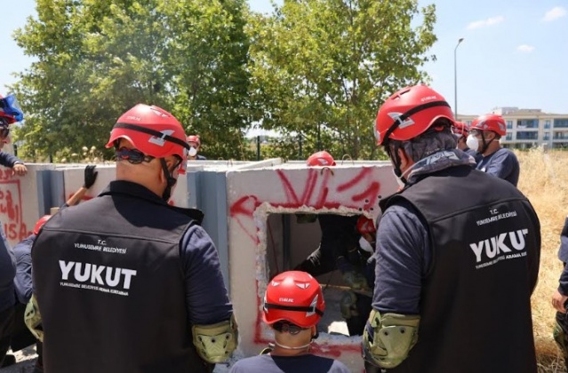 Eğitim kapsamında hazırlanan tatbikatta, deprem senaryosu uygulamaya kondu. Senaryo gereği sabahın erken saatlerinde YUKUT ekibine gelen acil çağrı üzerine, ekip Yunusemre Belediyesi Hizmet Binası’nda bir araya gelerek gerekli hazırlıkları tamamladı. Ardından afet bölgesine intikal edilerek prosedüre uygun şekilde arama kurtarma çalışmaları yürütüldü. Tatbikat, AFAD Manisa’ya ait Muradiye Eğitim Alanı’nda gerçekleştirilirken, Yunusemre Belediye Başkan Yardımcıları Emine Özge Arslan ve Mehmet Mesut Doğan da çalışmaları yerinde takip etti.