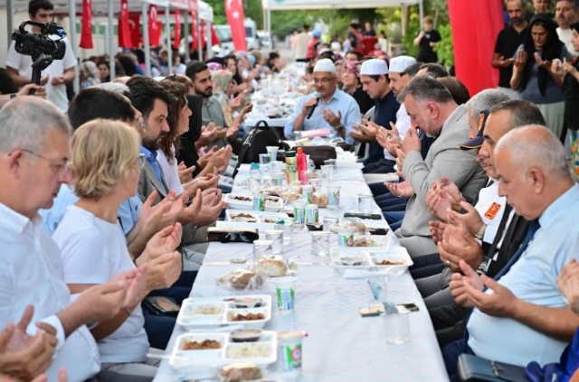 Irak’ın kuzeyinde sürdürülen Pençe-Kilit Harekatı’nda şehit olan Piyade Komando Astsubay Kıdemli Çavuş Fikret Mangura, vefatının 7. gününde memleketi Manisa’nın Akhisar ilçesinde dualarla anıldı. Manisa Büyükşehir Belediyesi tarafından düzenlenen mevlit programı ve hayır yemeğinde şehit için dualar okundu.