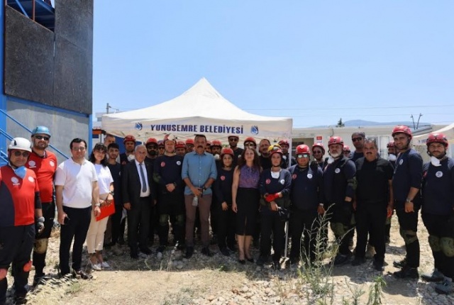 Yunusemre Belediyesi Arama Kurtarma Ekibi (YUKUT), kentsel arama kurtarma akreditasyonu kapsamında yer alan Depremde Arama Kurtarma Eğitimi (DAKE)’ni tamamladı. Geçtiğimiz aylarda kurulan YUKUT, 5 gün süren eğitim programını Manisa İl Afet ve Acil Durum Müdür Yardımcısı Fırat Şen'in gözetiminde gerçekleştirdi. Eğitim sürecinde hem teorik bilgiler aktarıldı hem de sahada uygulamalı tatbikatlar yapıldı.