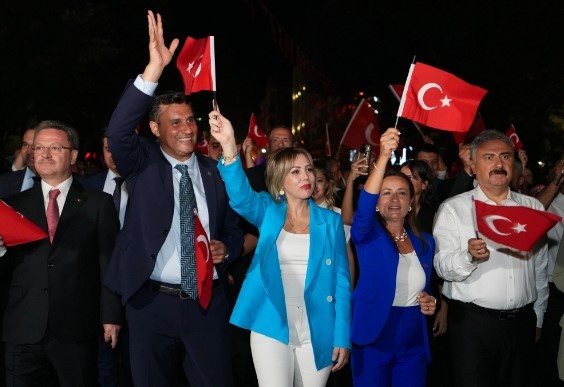 Semih Balaban, “Bu harika gece için Ferdi Başkanıma teşekkür ediyorum”
Yunusemre Belediye Başkanı Semih Balaban ise, “31 Mart’ta Ferdi Başkanımıza verdiğiniz oylar, bize verdiğiniz oylar için hepinize minnettarız. Hepinizi sevgiyle saygıyla kucaklıyoruz. Ferdi Başkanıma da bu harika geceyi düzenlediği için teşekkür ediyorum” dedi.