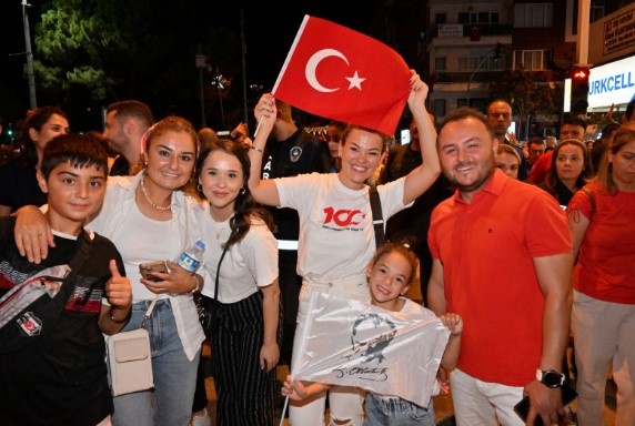 30 Ağustos Zafer Bayramı’nın 102’nci yılı gün boyu gerçekleştirilen etkinliklerle Manisa’da doyasıya kutlandı. Zafer Bayramı coşkusu Manisa Büyükşehir Belediyesi tarafından düzenlenen fener alayı ve Teoman Konseri ile doruğa çıktı. Hakkı İplikçi parkı önünden başlayan fener alayı Cumhuriyet Meydanı’na kadar devam etti. Ardından Türk Rock yıldızı Teoman sahne aldı. Binlerce Manisalının katıldığı konseri, Manisa Büyükşehir Belediye Başkanı Mimar Ferdi Zeyrek, eşi Nurcan Zeyrek, Şehzadeler Belediye Başkanı Gülşah Durbay, Yunusemre Belediye Başkanı Semih Balaban, Cumhuriyet Halk Partisi (CHP) Manisa İl Başkanı İlksen Özalper ve protokol üyeleri de takip etti.