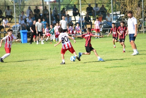 Yunusemre Belediyesi ile Yunusemre Belediyespor'un 30 Ağustos Zafer Bayramı dolayısıyla organize ettiği futbol turnuvasında kupalar sahiplerini buldu.