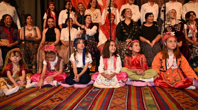 Demirci’de düzenlenen Türk Halk Müziği konseri, sanatın birleştirici gücünü bir kez daha ortaya koyarken, ilçede kültürel etkinliklere olan ilginin de her geçen gün arttığını gözler önüne serdi.