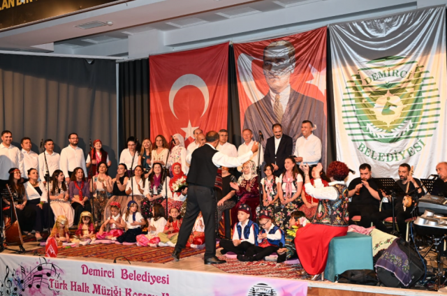 Yöresel Kıyafetler ve Dekor Büyük Beğeni Topladı

Manisa Celal Bayar Üniversitesi Demirci Eğitim Fakültesi Müzik Anabilim Dalı Başkanı Doç. Dr. Aşkın Çelik yönetimindeki ve “Renkli Koro” adıyla sahne alan ekip, aylar süren çalışmaların ardından izleyicilerin karşısına çıktı.

Doktorlardan mühendislere, sağlık çalışanlarından esnafa, öğrencilerden ev hanımlarına kadar toplumun farklı kesimlerinden oluşan koro üyeleri, Anadolu'nun sevilen türkülerini solo ve toplu performanslarla seslendirdi.

Konserde kullanılan özel sahne dekoru ve koro üyelerinin giydiği geleneksel yöresel kıyafetler de sanatseverlerden tam not aldı. Performans sonunda salonu dolduran vatandaşlar koroyu uzun süre ayakta alkışladı.