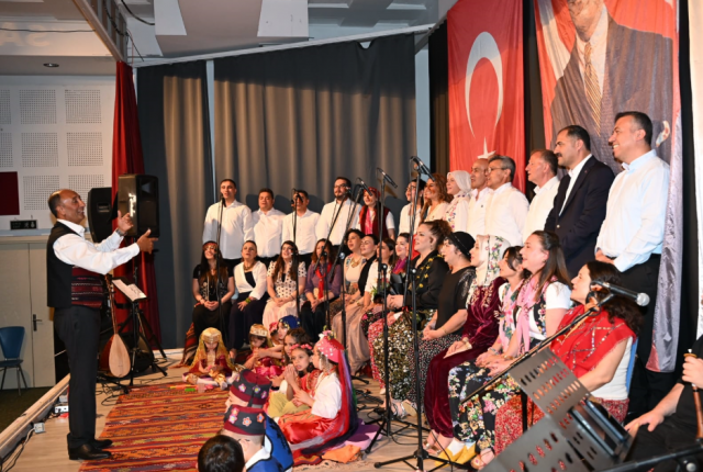 Finalde Sürpriz Düet: Kaymakam ve Başkan Sahneye Çıktı

Gecenin en dikkat çeken bölümü ise konserin finalinde yaşandı. Koro üyelerinin daveti üzerine sahneye çıkan Demirci Kaymakamı Fatih Bayram ile Belediye Başkanı Erkan Kara, sanatçılarla birlikte türkü seslendirdi.

Protokol üyelerinin vatandaşlarla birlikte türkülere eşlik ettiği anlar salonda büyük alkış alırken, birçok kişi bu özel anları cep telefonlarıyla kayıt altına aldı.

Konser sonunda Kaymakam Fatih Bayram ve Belediye Başkanı Erkan Kara, başarılı organizasyon ve emeklerinden dolayı Koro Şefi Doç. Dr. Aşkın Çelik’e çiçek takdim ederek teşekkür etti.