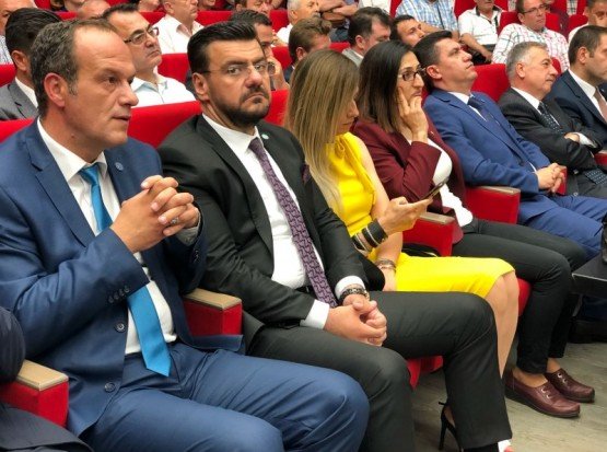 İyi Parti’nin Milletvekili Adayları Sahneye Çıktı
İYİ Parti Manisa Milletvekilleri Aday Tanıtım Toplantısı Kültür Merkezi Lale Salonu’nda gerçekleştirildi. 
Geçtiğimiz günlerde İYİ Parti Genel Merkezi tarafından açıklanan Manisa Milletvekilleri Adaylık listesinin ardından, İYİ Parti Manisa İl Başkanlığı tarafından Kültür Merkezi Lale Salonu’nda tanıtım toplantısı düzenlendi. Saygı duruşu ve İstiklal Marşı’nın okunmasının ardından başlayan programa, İYİ Parti Genel İdare Kurulu Üyesi Engin Kabadağ, İYİ Parti Yüksek İstişare Kurulu Üyesi Mustafa Enöz, İYİ Parti İl Başkanı Ümit Akdağ, İYİ Parti Manisa Milletvekili Adayları, İlçe Başkanları, İl ve İlçe Gençlik Kolları başkanları, parti yöneticileri ve çok sayıda vatandaş katıldı.
Ortak hedef Meral Akşener’i Cumhurbaşkanı yapmak
 Yapılan kısa konuşmanın ardından sırasıyla sahneye davet edilen Milletvekili Adayları, kendilerini tanıtarak İYİ Parti’nin mevcut hükümet karşısında  bir Kuvay-ı Milliye hareketi olduğunu ve Türk Milleti için önemli bir alternatif parti olduğunu  vurguladılar. Milletvekili adayları, İYİ Parti Genel Başkanı Meral Akşener’in 24 Haziran’dan itibaren ülkenin yeni Cumhurbaşkanı olabilmesi için sahada canla, başla çalıştıklarına dikkat çektiler. Yapılan aday tanıtımlarının ardından basın mensuplarına toplu şekilde poz veren Milletvekili adayları, toplantının ardından Yunusemre ilçesinde düzenlenen iftar davetine katıldı.