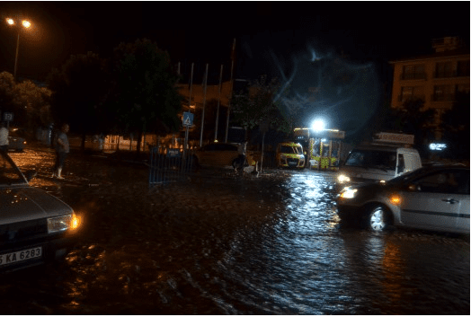 Bir anda bastıran sağanak yağış mazgalların dolması ile cadde ve sokaklarda su baskınlarına yol açtı.