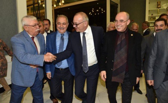 Milliyetçi Hareket Partisi, yaklaşan yerel seçimler öncesinde Genel Başkan Devlet Bahçeli başkanlığında genel merkez yönetimi, belediye başkanları ve teşkilatlarının katılımıyla Antalya’nın Serik ilçesinde toplantı düzenledi. Toplantıya Manisa Büyükşehir Belediye Başkanı Cengiz Ergün de, İl Başkanı Erkan Öztürk ve Salihli, Turgutlu, Kula, Selendi, Alaşehir ve Sarıgöl belediye başkanlarıyla birlikte katıldı.

Manisa Büyükşehir Belediye Başkanı Cengiz Ergün, MHP İl Başkanı Erkan Öztürk, Kula Belediye Başkanı Hüseyin Tosun, Selendi Belediye Başkanı Yasin Dumlupınar, Alaşehir Belediye Başkanı Ali Uçak, Sarıgöl Belediye Başkanı Necati Selçuk, Turgutlu Belediye Başkanı Turgay Şirin ve Salihli Belediye Başkanı Zeki Kayda ile birlikte MHP’nin Antalya'nın Serik ilçesi Belek turizm merkezinde düzenlenen İl Başkanları ve Belediye Başkanları Toplantısı’na katıldı. Cuma akşamı Manisa heyetiyle birlikte toplantının yapılacağı otele varan Başkan Ergün, parti teşkilatlarıyla birlikte MHP Genel Başkanı Devlet Bahçeli’yi karşıladı. Karşılamanın ardından düzenlenen yemek ve ardından çay molasında Genel Başkan Bahçeli ile bir araya gelen Başkan Ergün, Manisa’daki çalışmalar hakkında Bahçeli’yi bilgilendirdi.
Başkan Ergün’den Davetlilere Mesir Macunu
Toplantının yapıldığı 24 Kasım Cumartesi günü Manisa Büyükşehir Belediye Başkanı Cengiz Ergün, 81 il başkanı ve 129 belediye başkanına Manisa’yı tanıttı. Davetlilere mesir macunu ikram eden Başkan Ergün’ün ikramına, genel merkez yöneticileri, il başkanları ve belediye başkanları sıcak ilgi gösterdi.
Genel Başkan Bahçeli Partililere Hitap Etti
Toplantının açılışında 81 il başkanı ve 130 belediye başkanına hitap eden MHP Genel Başkanı Devlet Bahçeli, MHP'nin gücüne güç katarak yürüdüğünü, günden güne büyüdüğünü ve millete hizmet aşkıyla yükselmeye devam ettiğini söyledi. Hiçbir zafere kolay yollardan varılamayacağını vurgulayan Bahçeli, “Muzaffer bir ruhun ortaya çıkması da tesadüfi olamaz. Her zafer bedel ister, sabır ister, akıl ister, gönül ister, mücadele ve fedakarlık bekler. Kutlu bir mücadele esnasında, nefesi kesilenler, nefsine esir düşenler, dünyevi menfaatlere yenilenler çıkmıştır, bundan sonra da çıkmaları muhtemeldir. İnsanoğlu çiğ süt emmiştir, yanılması, yozlaşma akıntısına kapılıp yanlış istikametlere sürüklenmesi beklenmelidir. Geçmişin kuytu köşelerine şuurumuzun merceğiyle baktığımızda buna dair hazin ve hüzünle perçinlenmiş pek çok ibretlik misal verilebilecektir. Hesap yapanlarla hasbi davrananları, davanın omuzuna basanlarla davayı omuzlayanları tarif ve tefrik etmek zorunludur, mümkündür, elbette tecrübeyle sabittir. ‘Ben’ diyen, bencilliğe gömülen, dünyanın kendi çevresinde döndüğü zehabına aldanan, ben merkezli ve çıkar odaklı tutuma savrulan nice insan bu dünyadan gelip geçmiştir” diye konuştu.
“Cumhur ittifakı Türkiye'nin güvenlik zırhı”
Cumhurbaşkanlığı Hükümet Sistemi'nin mimarının Cumhur İttifakı olduğunu kaydeden Bahçeli, yeni sistemin yaşaması için bu ittifakın kazasız belasız yoluna devam etmesinin milli beka açısından mecburi olduğunu ifade etti. “Cumhur İttifakı Türkiye'nin güvenlik zırhıdır” diyen Bahçeli, “Cumhur İttifakı milli birlik ve dayanışma şuurudur. Cumhur İttifakı Türkiye'nin ta kendisi, Türk milletinin ruh köküdür. 15 Temmuz sonrası Yenikapı ruhuyla temeli atılan, 16 Nisan halk oylamasıyla çatısı örülen, 24 Haziran Seçimleriyle genişlik ve derinlik kazanan Cumhur İttifakı, Türkiye Cumhuriyeti'nin sistemsel açmaz ve ihtiyaçlarını telafi ederek muhasım odaklara set çekmiş, sur örmüştür. Cumhurbaşkanlığı Hükümet Sistemi, 95 yıllık Cumhuriyetimizi gelecek asırlara kuruluş esaslarına bağlı kalarak taşıma, daha da güçlendirme ve geliştirme amacına kilitlenmiştir. Yeni hükümet sisteminden geriye dönüş yoktur. Türkiye bütün meselelerini, bütün talep ve eksikliklerini yeni sistemin sunduğu imkanlar kapsamında çözüme kavuşturacaktır. Cumhur İttifakı bunu teminle hem tarihe hem de geleceğe karşı mesuldür. Ülke yönetiminin Cumhurbaşkanlığı Hükümet Sistemi'ne uygun teşkiliyle planlanan uyum süreci istikrarlı şekilde devam etmektedir” dedi.