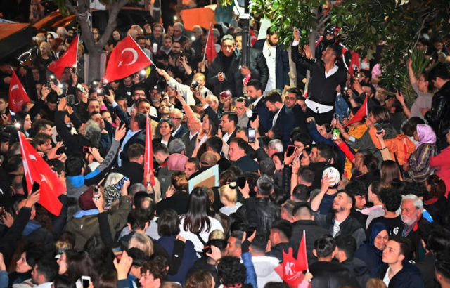 Türkiye Barolar Birliği Başkanı’nın açıklamasına değinen Başkan Ferdi Zeyrek, “Diyor ki; ‘Ülkede hukuk bitmiştir’ Biz hukukun üstünlüğüne, adalete her zaman inanan kimseleriz. Şunu unutmamak lazım. Bugün bu karara imza atanlar nasıl Ekrem Başkan ve arkadaşlarına adalet ve hukuk lazımsa yarın da onlara lazım olacaktır. Bunu kimse unutmasın. Yarın çıkıp karşımıza, ‘Biz kandırıldık’ demelerinden korkuyorum. Çünkü artık kandırılanların devri bitti, alanlarda ülkesine sahip çıkanların devri başladı” diye konuştu.